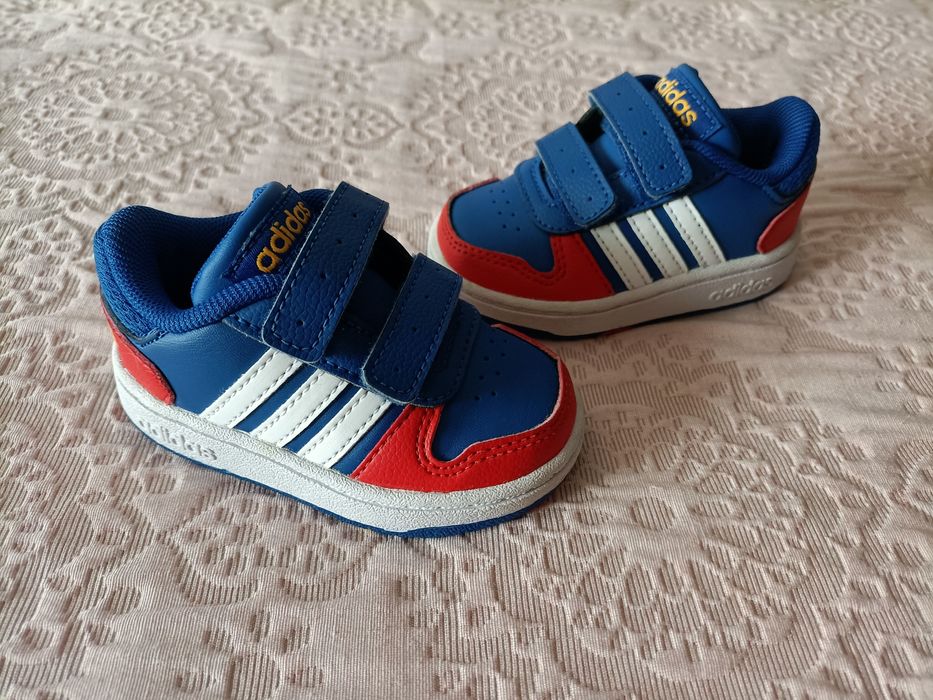 Sapatilhas adidas novas num 19