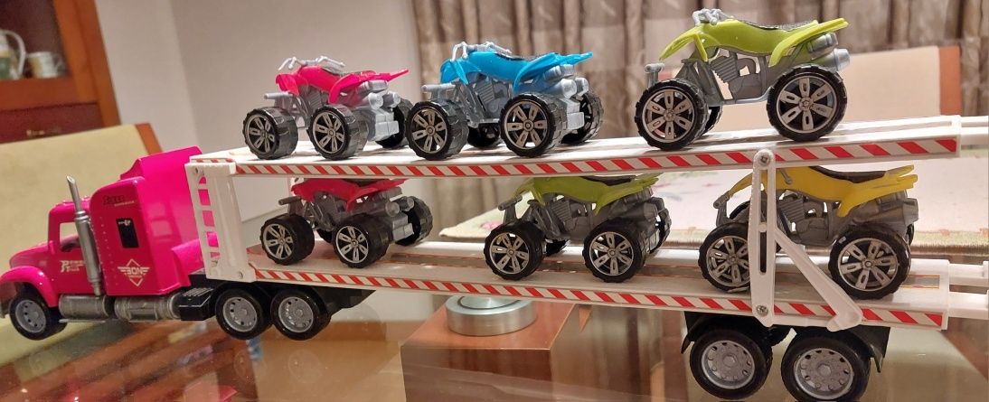Camiao de 2 níveis carregado de motos quatro