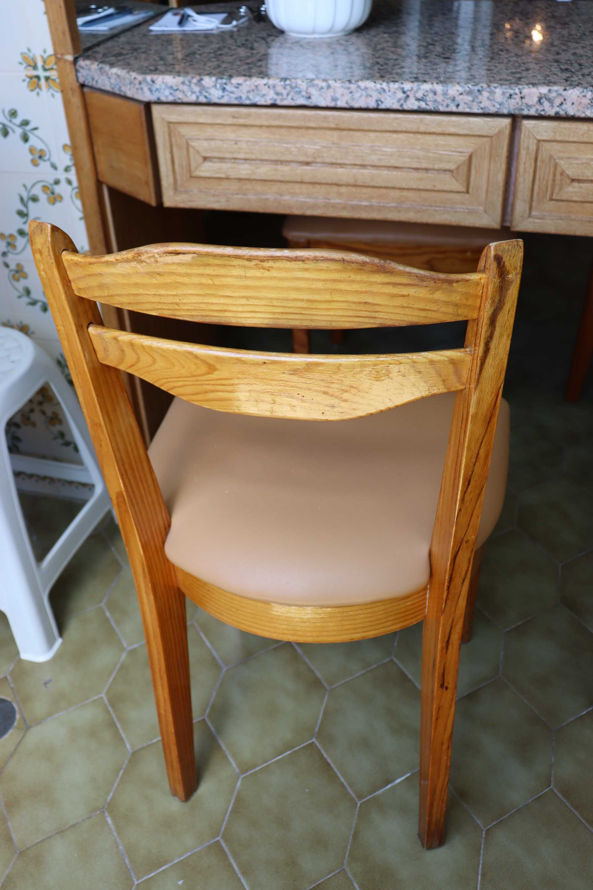 Conjunto de 3 Cadeiras de Madeira com Assento Estofado em Bege