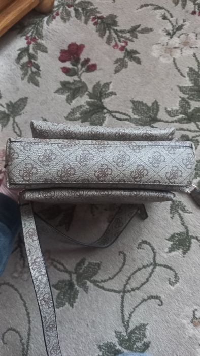 Стильна жіноча сумка Guess Brenton