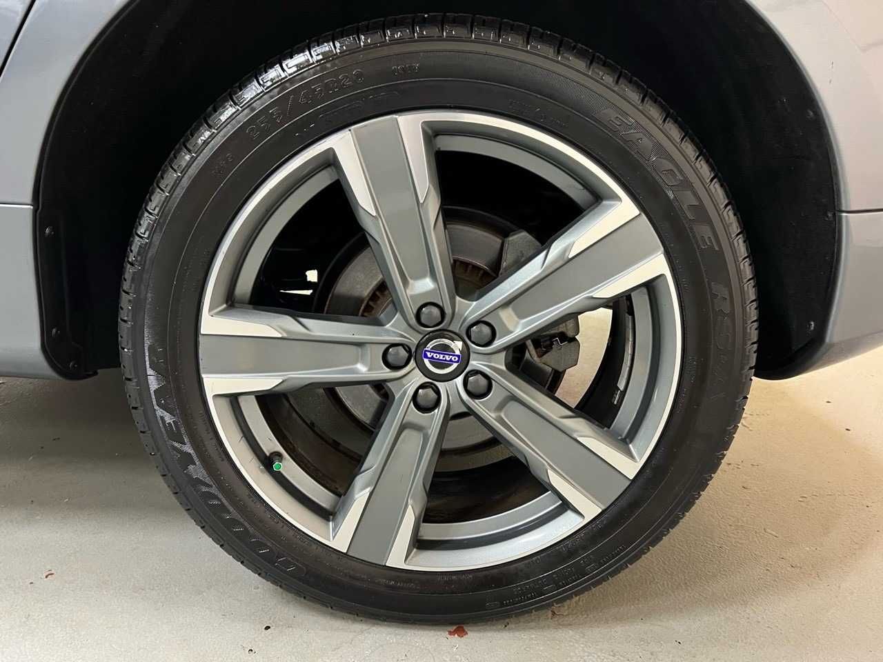 Продаю автомобіль Volvo XC60 Dynamic 2017