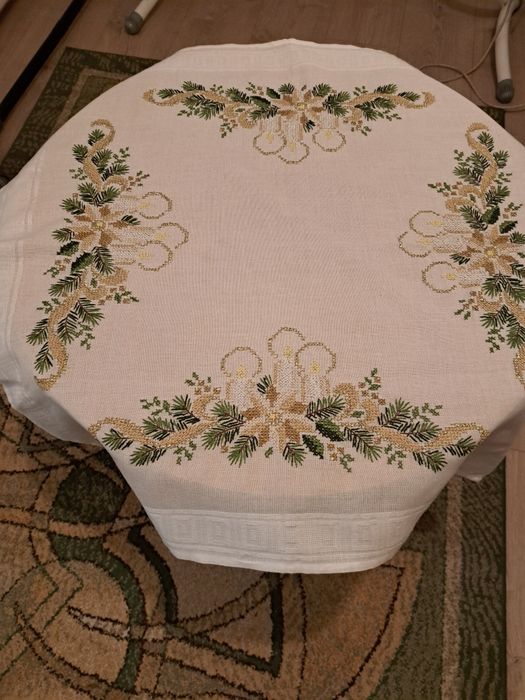 *Piękny haftowany obrus świąteczny.