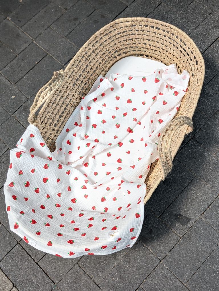 Otulacz muślinowy 75 x 100 cm truskawki pielucha tetra wyprawka wózek