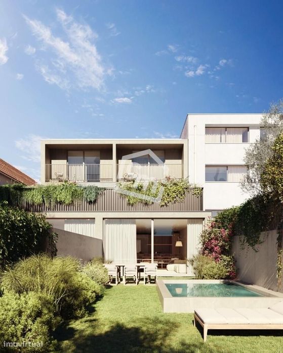Moradia T4 Triplex com Jardim e Piscina no Centro de Matosinhos