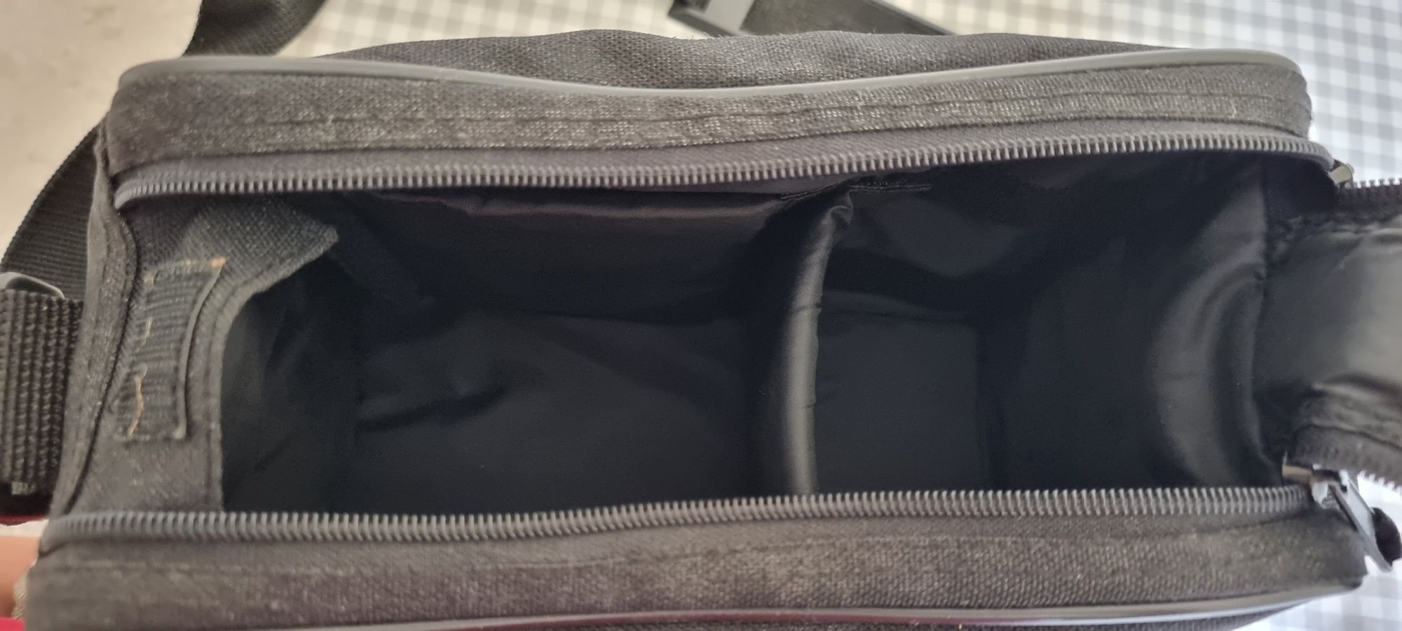 Bolsa preta a tiracolo para máquina fotográfica ou vídeo