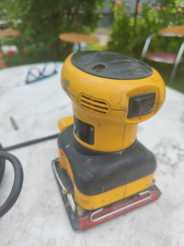 Szlifierka oscylacyjna DeWalt D26441