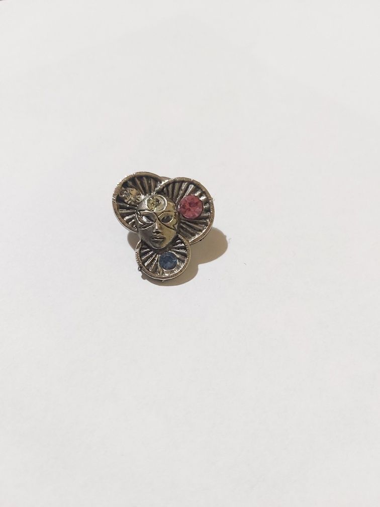 Vintage broszka-pin w srebnym kolorze.