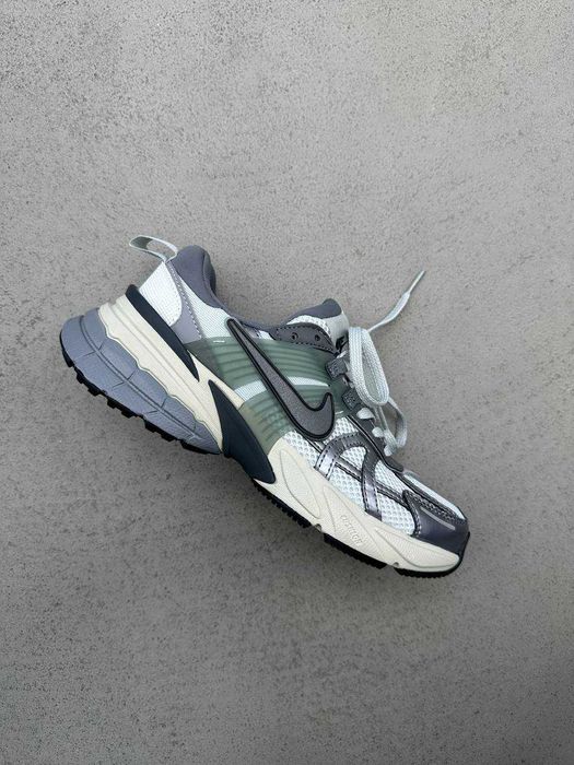 Жіночі кросівки Nike V2K Run сірий з білим ТОП КРОСИ