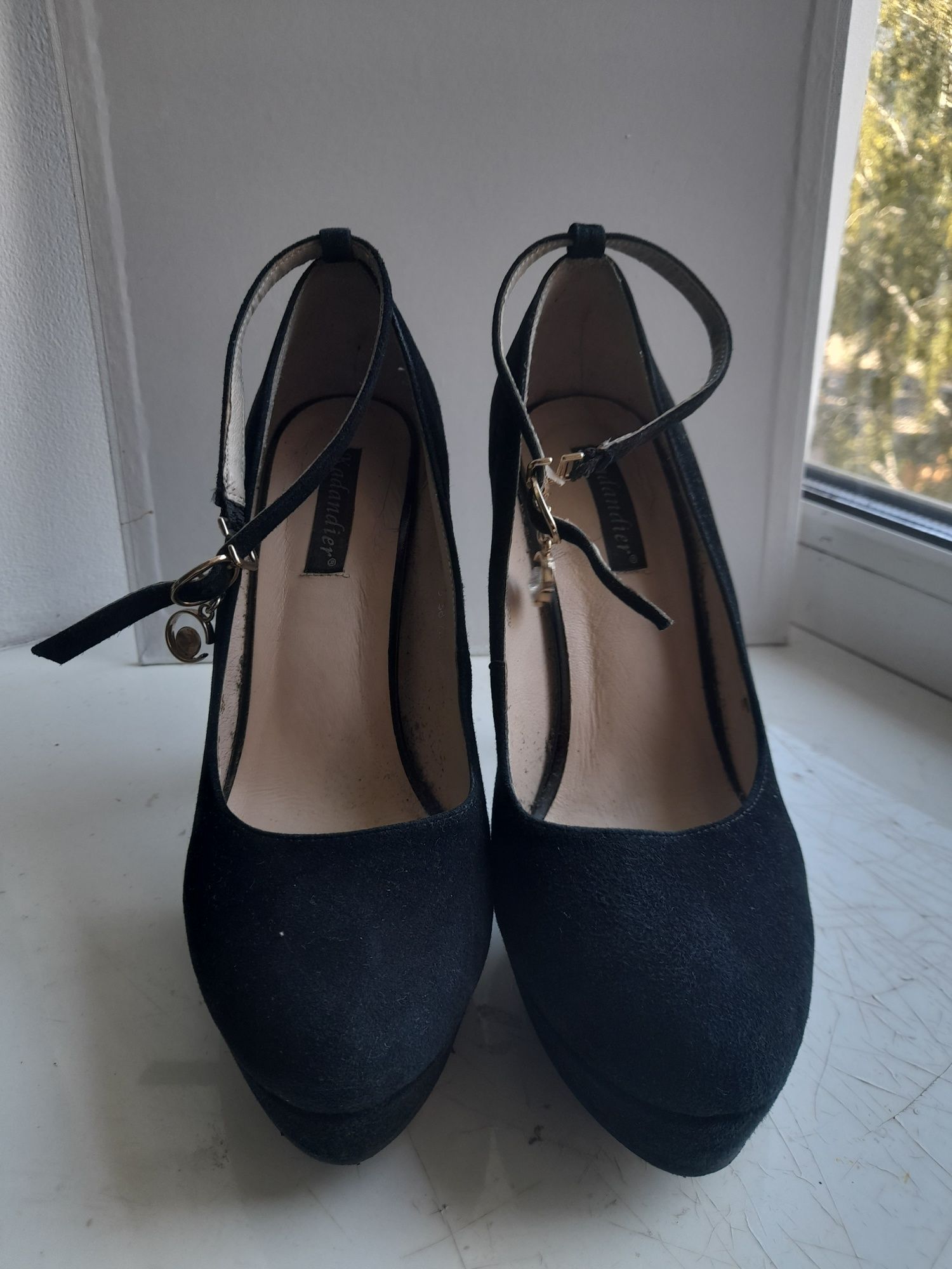 Туфлі, жіночі,класичні,замш,чорні,каблук ,38 розмір,б.у