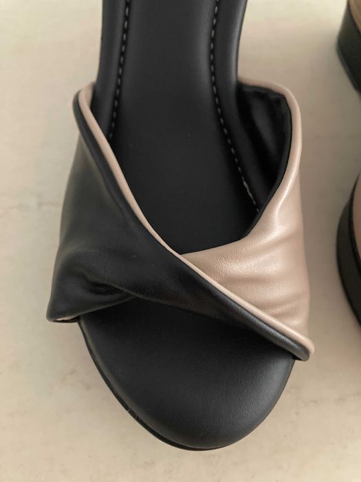Sandálias em cunha bicolor (preto e creme)