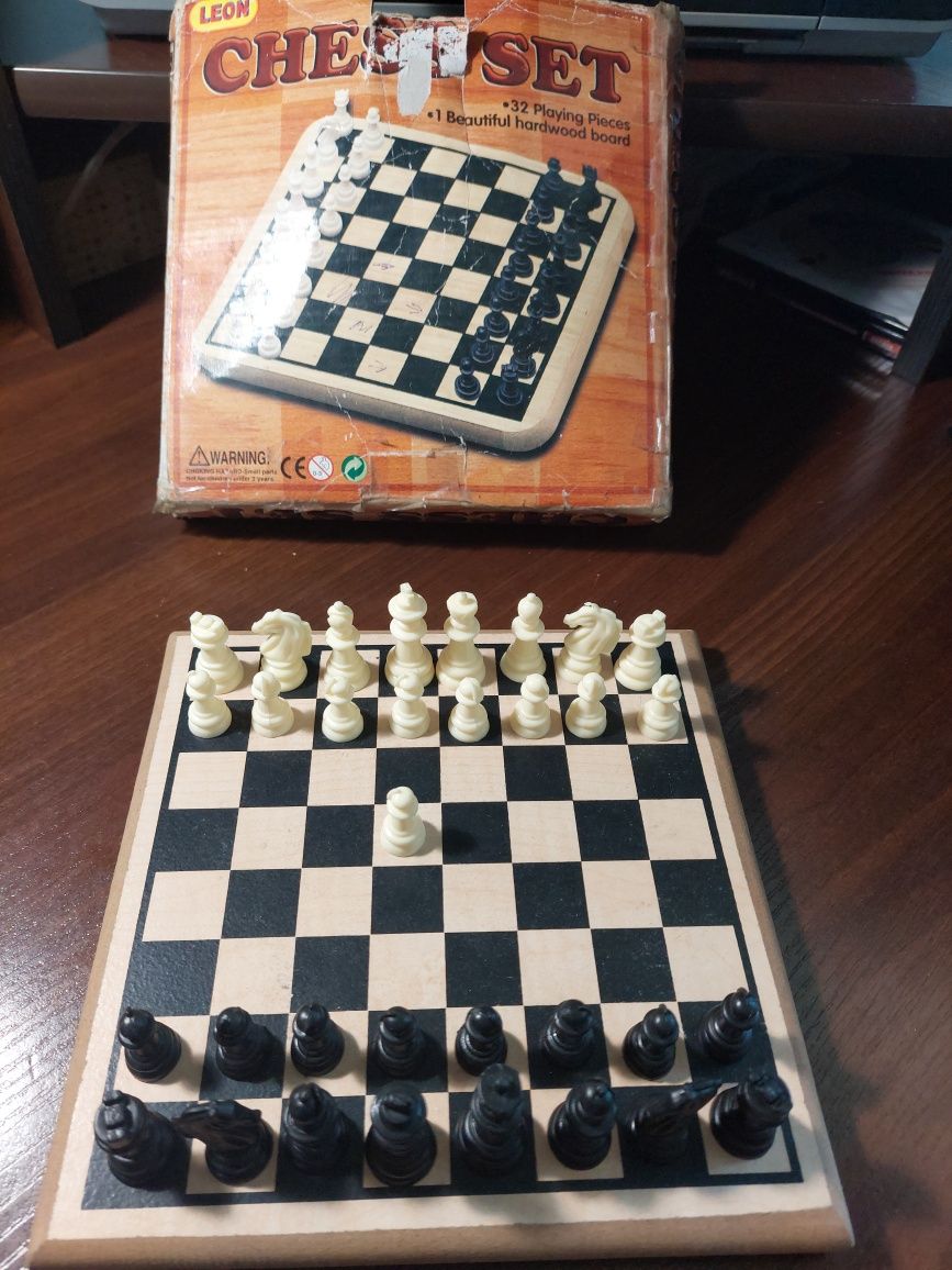 Шахи, шахмати на дерев'яній дошці