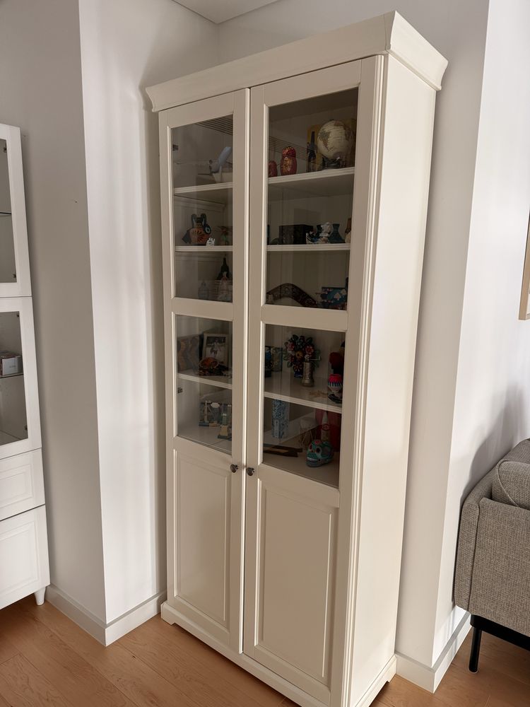 Estante com portas de vidro IKEA LIATORP