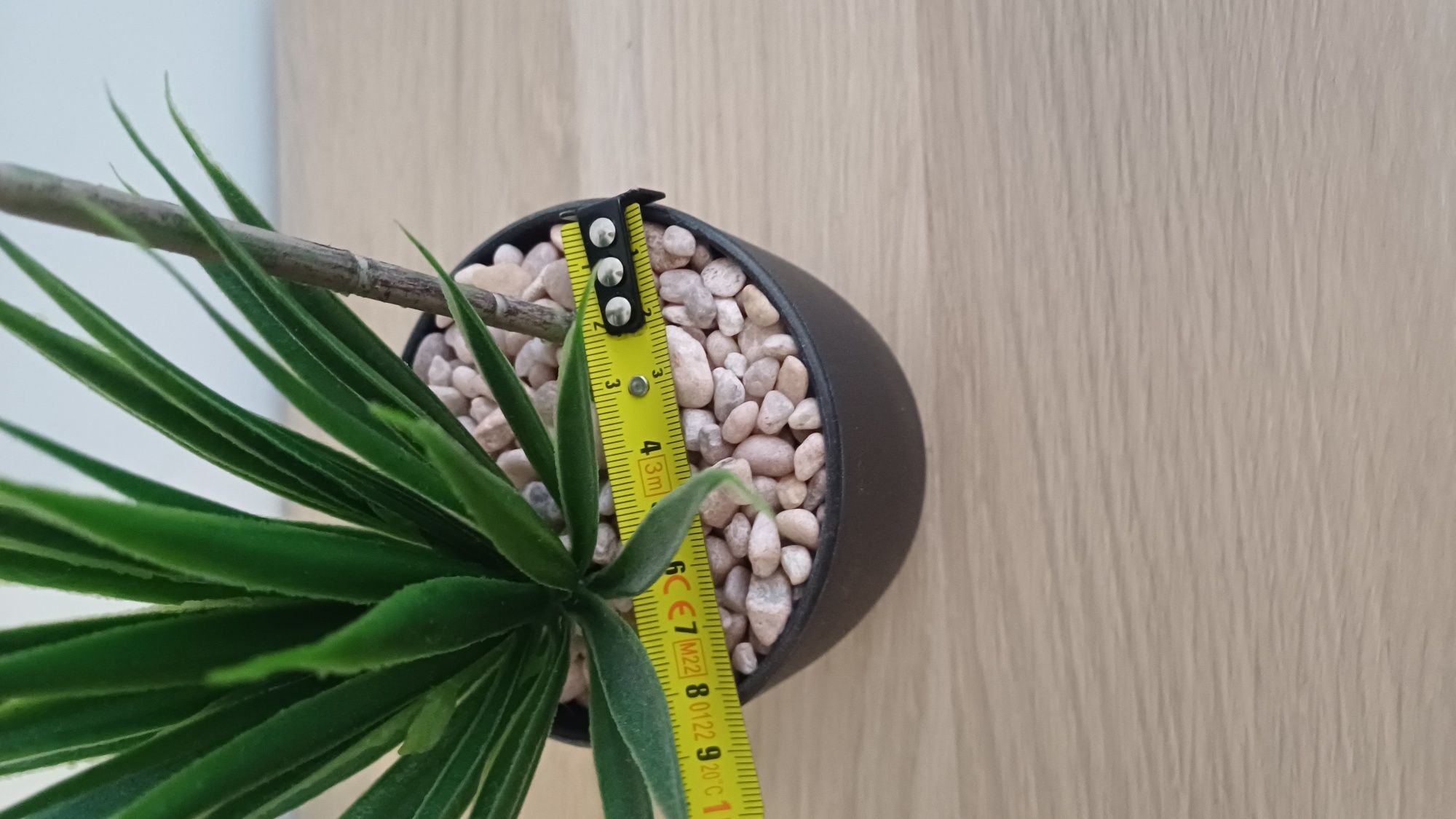 Vaso dourado com suporte + planta (novo)