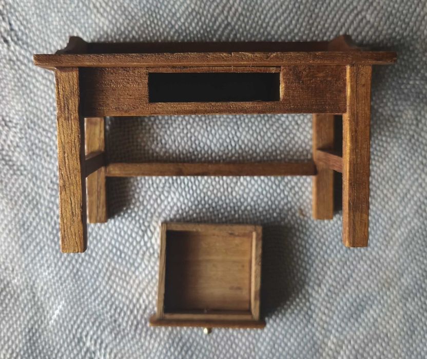 Escrivaninha casa de bonecas