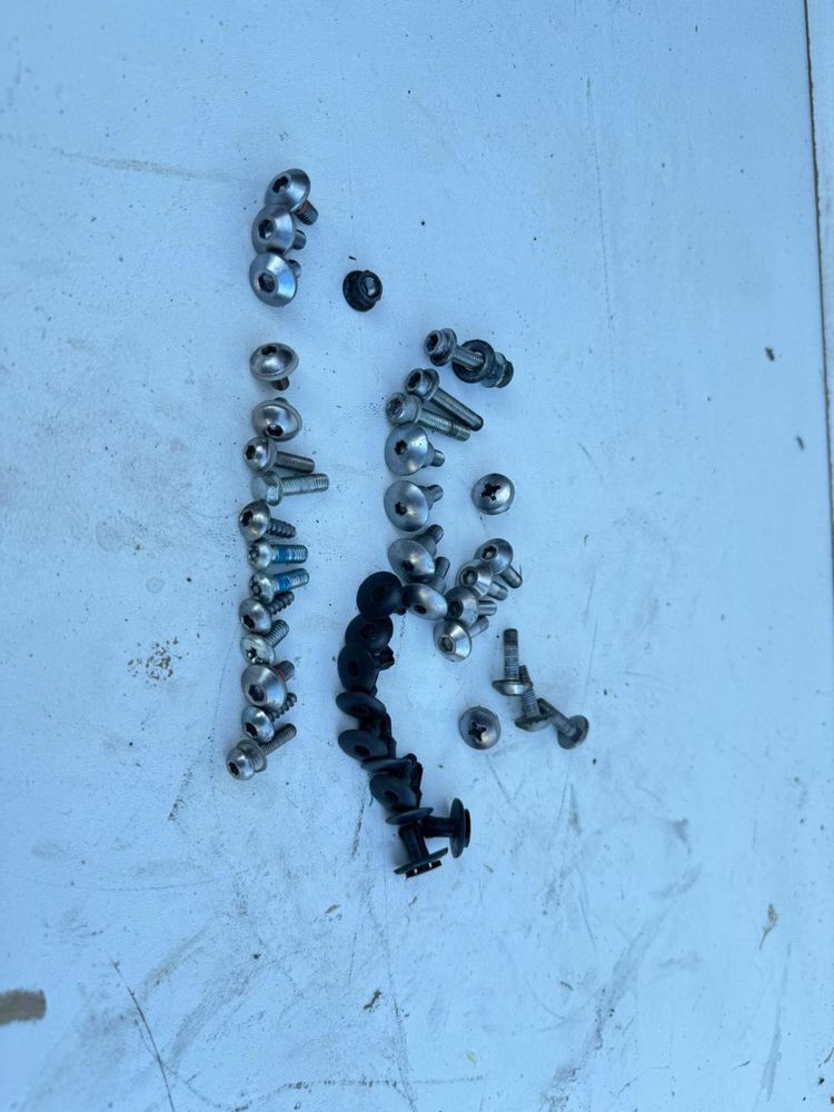 Yamaha FZ1 N Fazer 1000 RN16 śrubki śruby do plastików owiewek