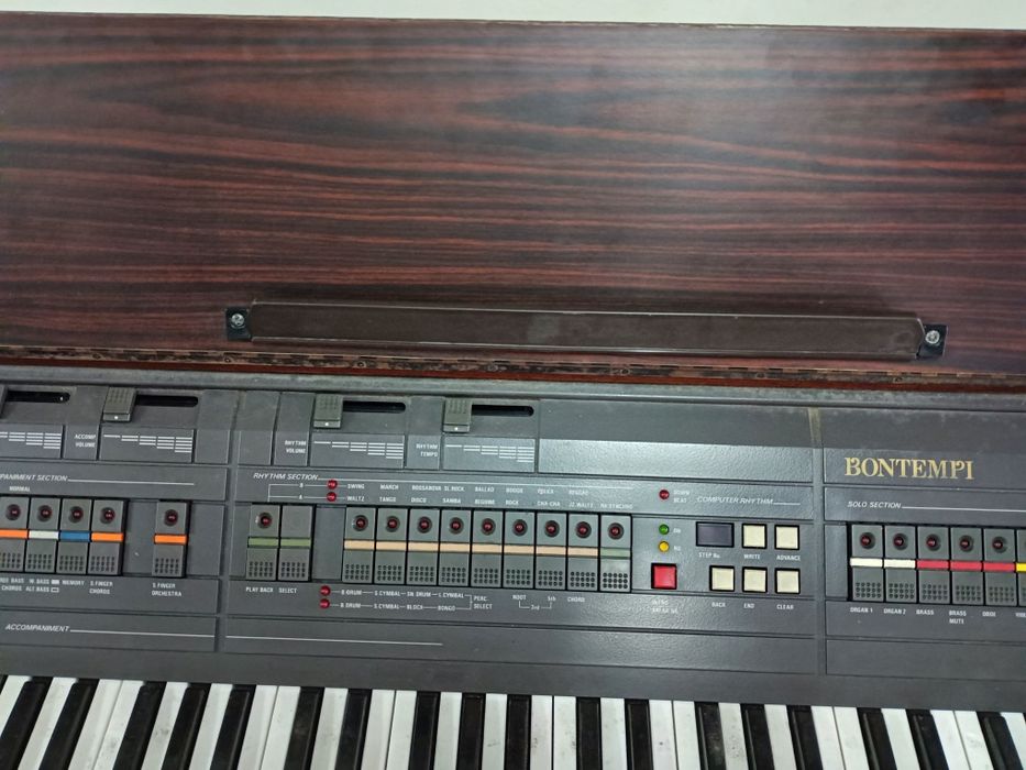 Móvel com órgão /piano MARCA BONTEMPI, antigo em madeira
A funcionar p