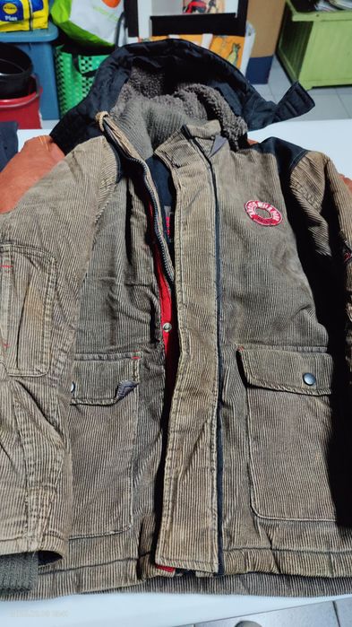 Chapéus casacos e calças