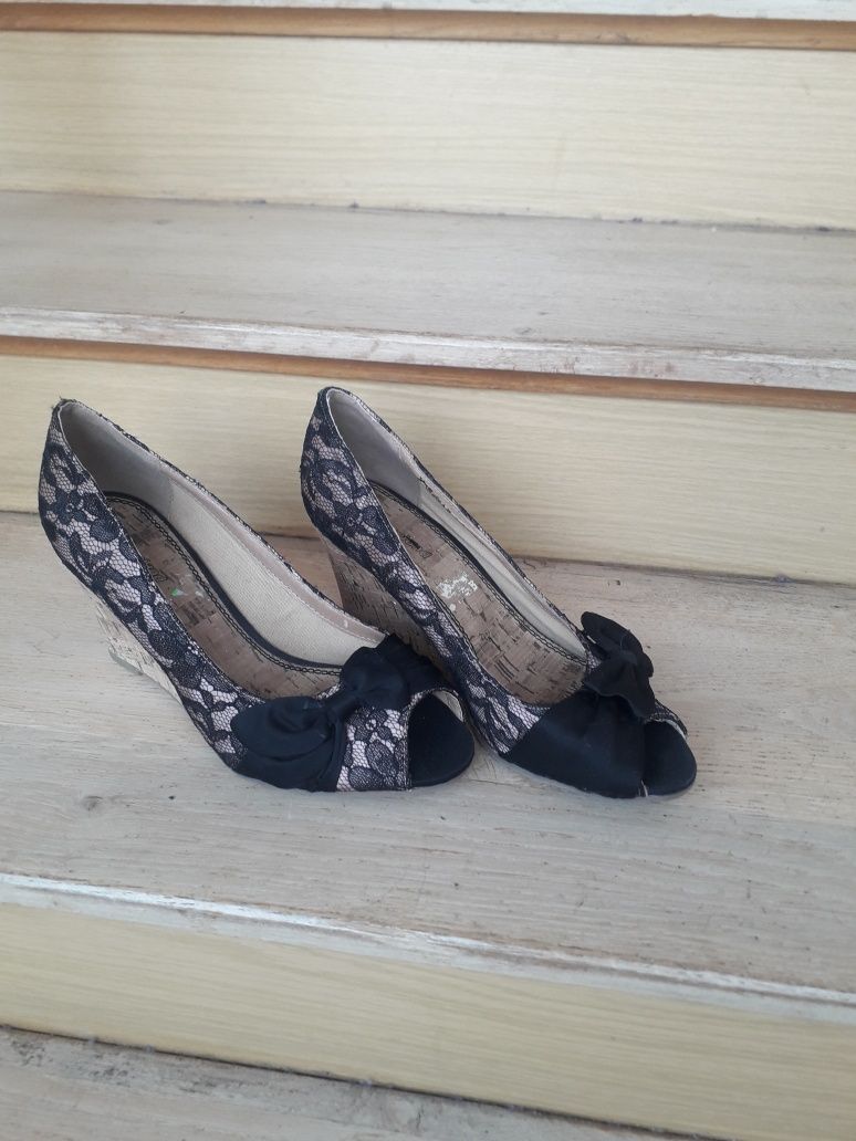 Buty na koturnie