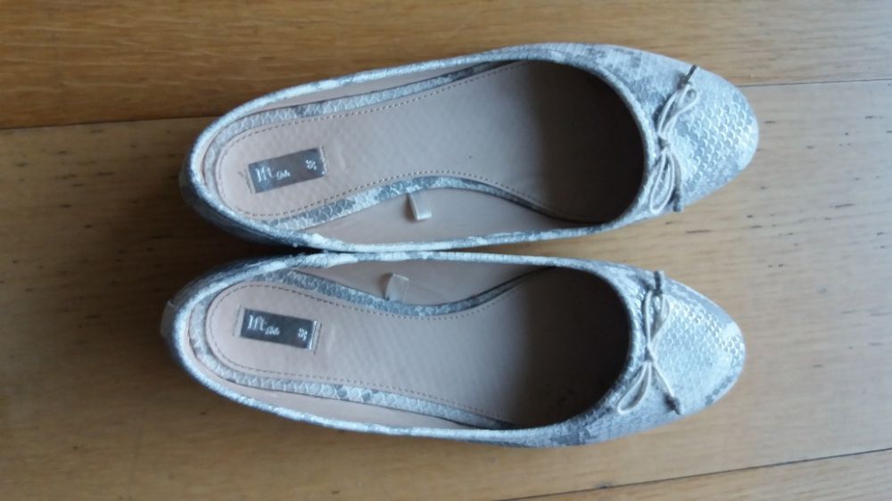 Sabrinas e sandálias. 38