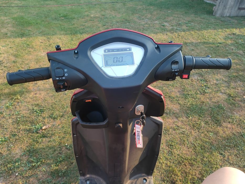 Skuter elektryczny trójkołowy