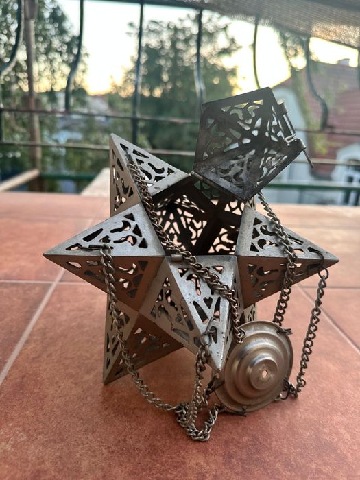 Wiszący lampion metalowy w kształcie gwiazd – ażurowy