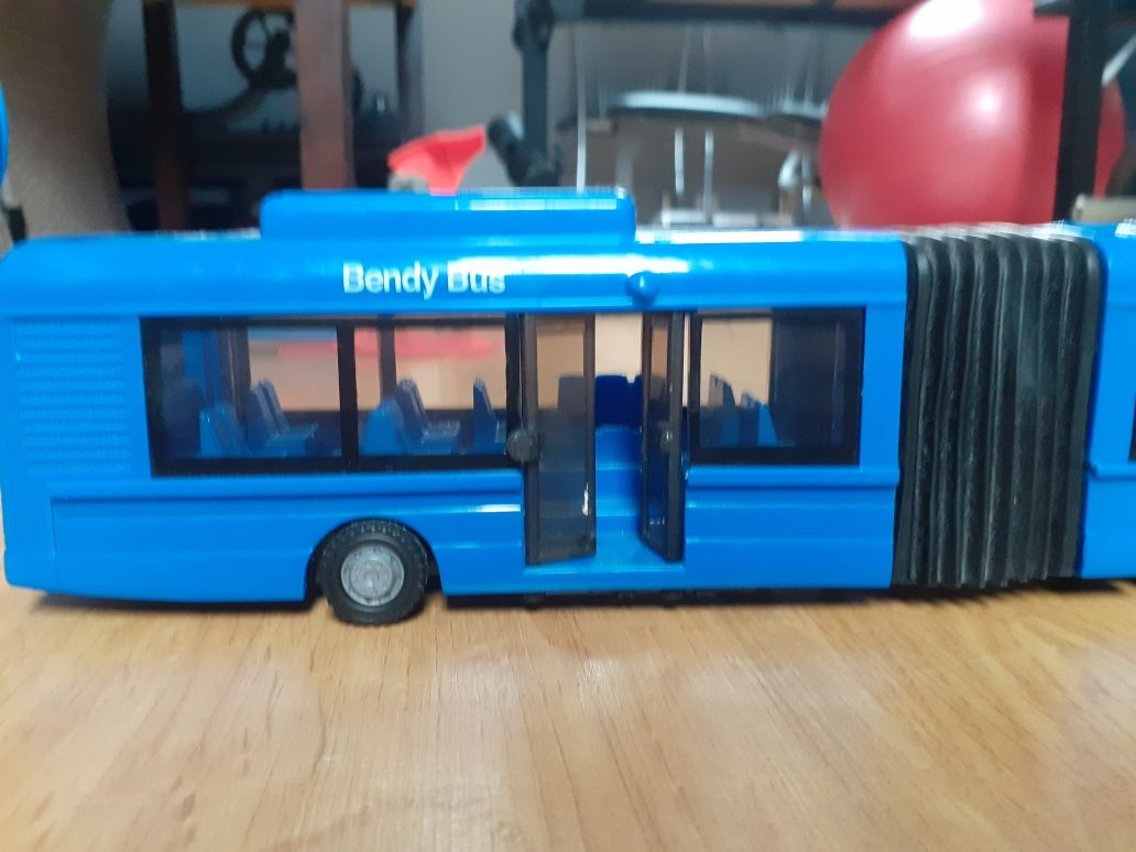 Zabawkowy autobus