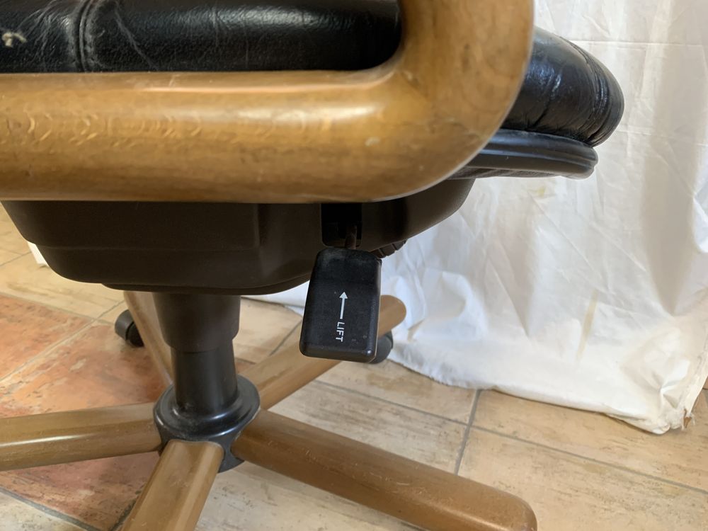 czarny skórzany fotel biurowy-gabinetowy z elementami drewnianymi