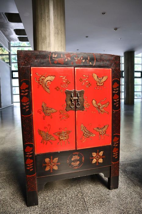 Móvel vermelho com detalhes