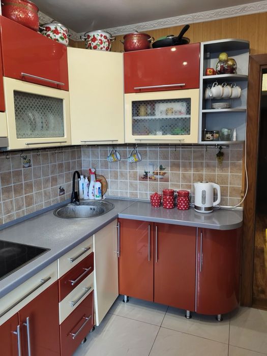 Продам кухню зі встроєною вартльною поверхнею