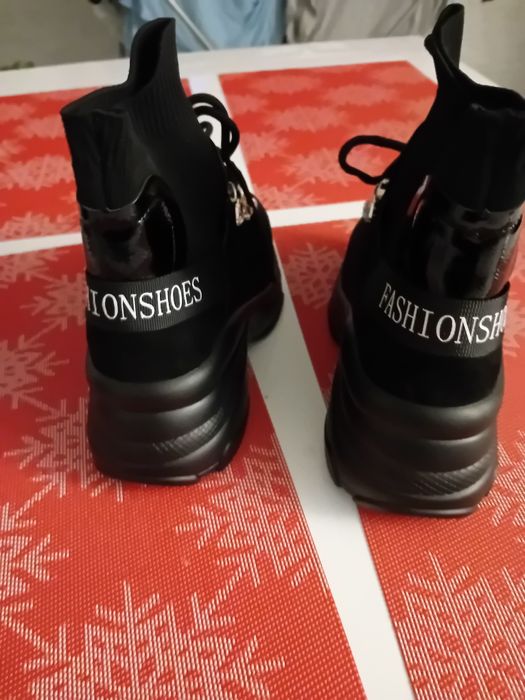 Buty sportowe na koturnie