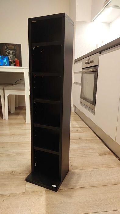 Kompaktowy, wąski regał w idealnym stanie