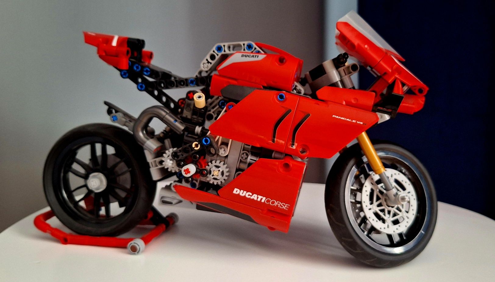 Klocki Prezent LEGO Technic 42107 Ducati Panigale V4 S - ułożone