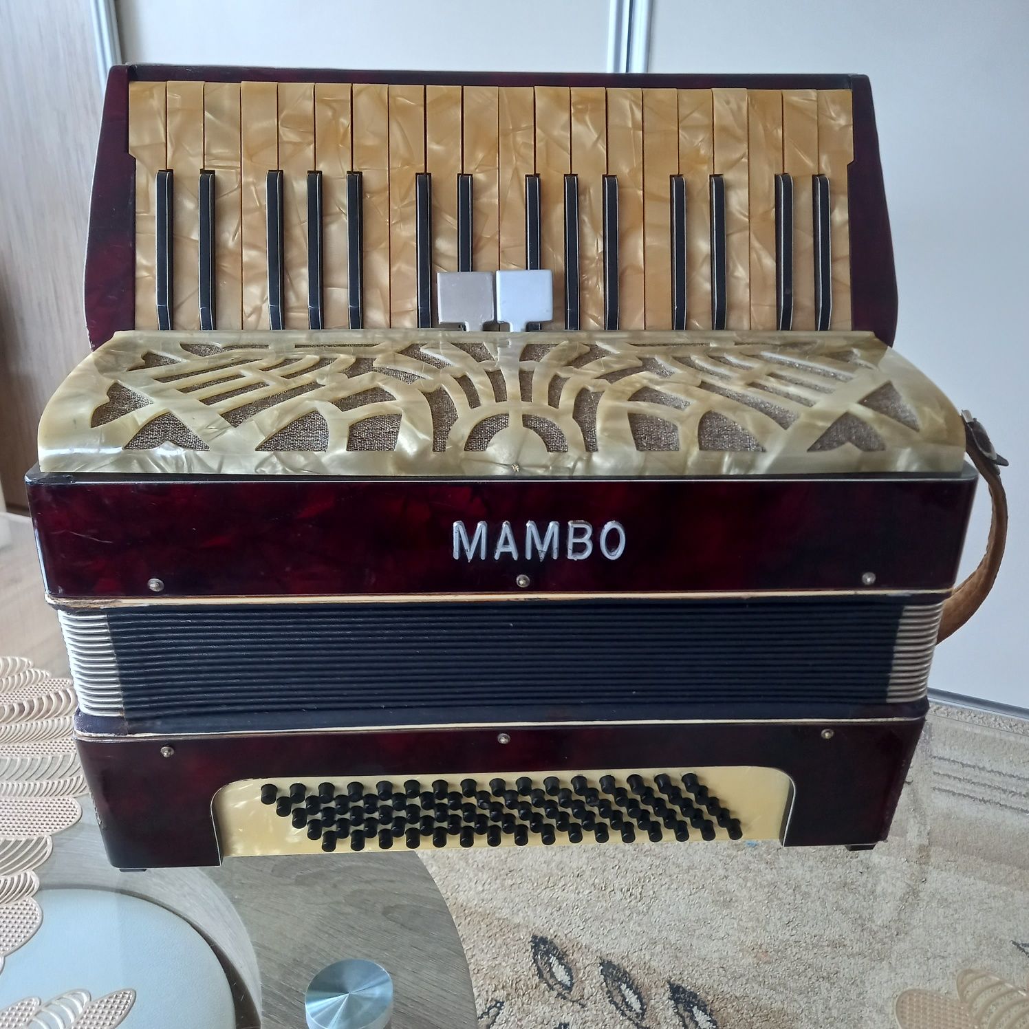 Akordeon Mambo 80 basow.  700 zl