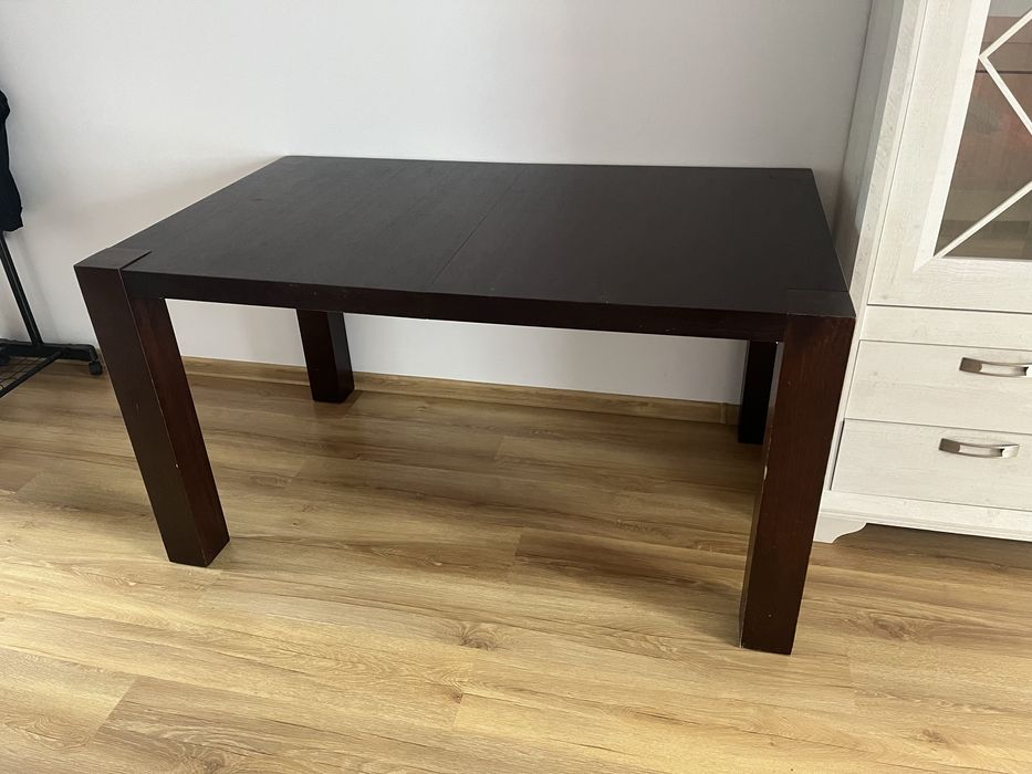 Stół drewniany do jadalni salonu