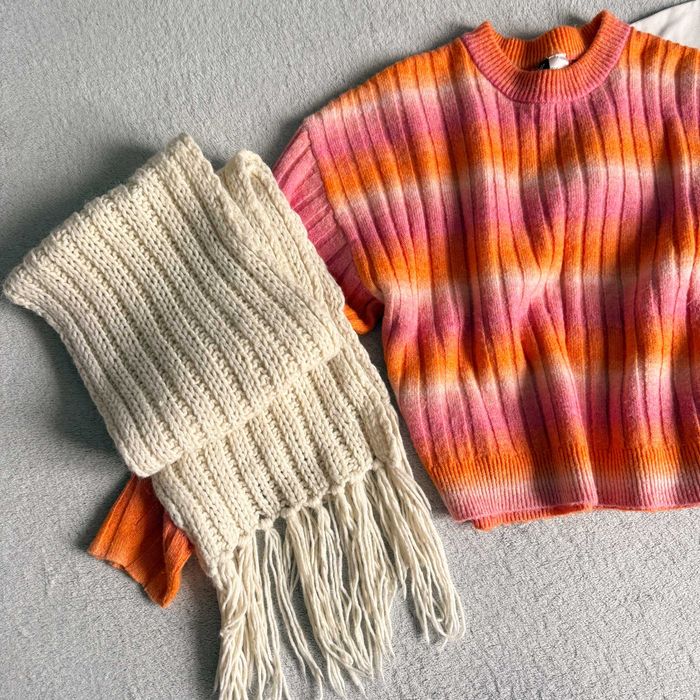 ЛОТ радужный яркий свитер, шарф