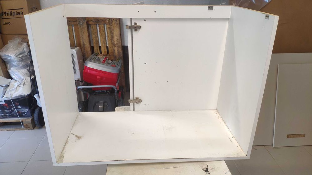 Кухня біла ДСП з вмонтованою витяжкою, кухонні меблі на невелику площу