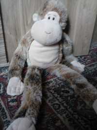 Pluszowa małpka z długimi rękami i nogami