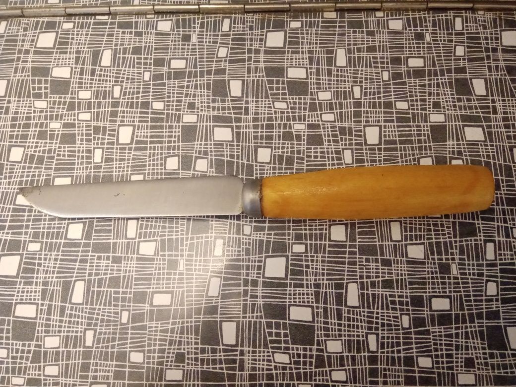 Нож с деревянной ручкой.