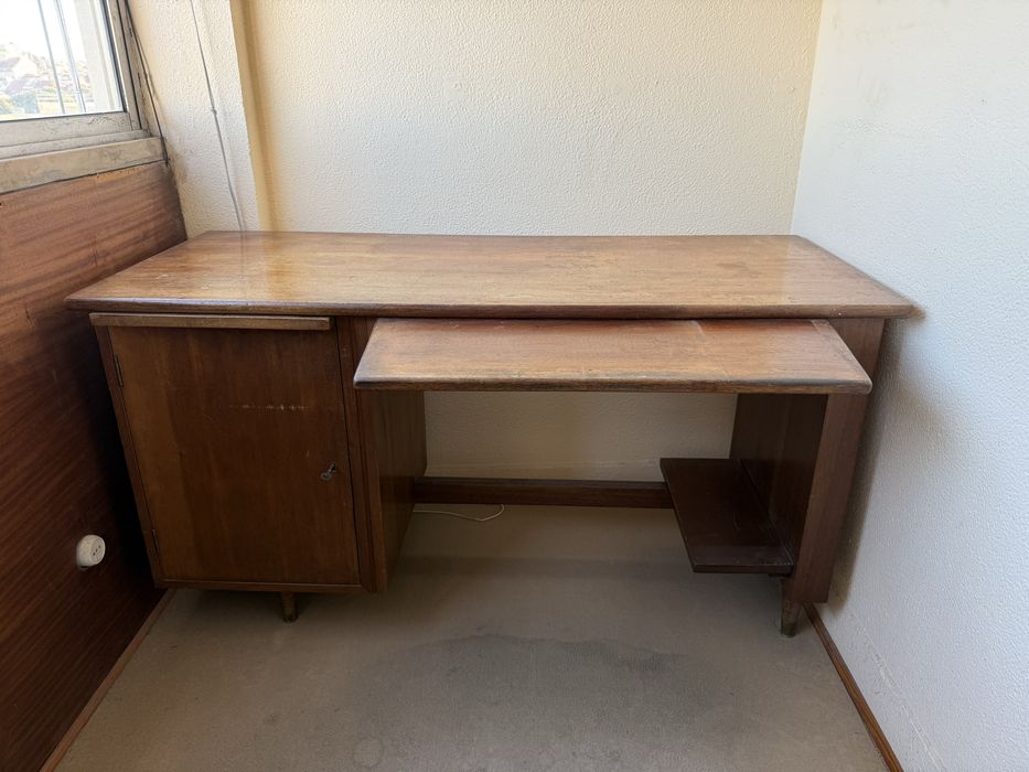 Secretária em madeira maciça