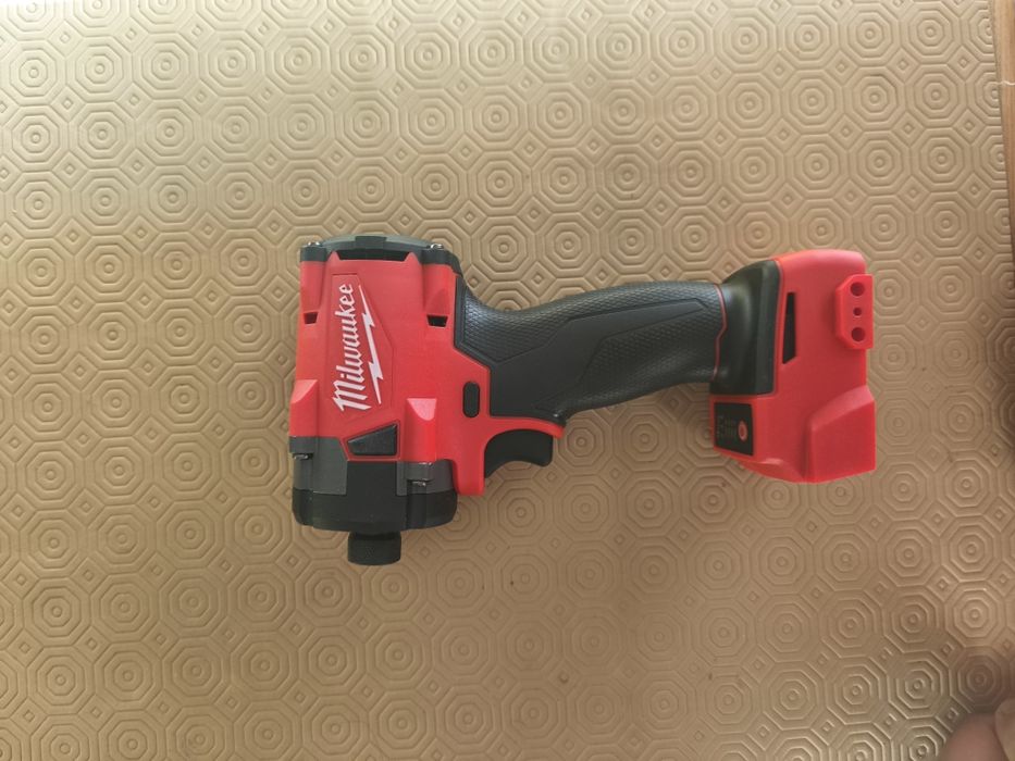 Aparafusadora de impacto Milwaukee