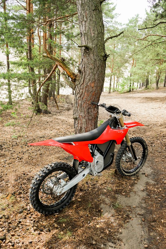 Wynajem motocykli Surron / Stark Varg – elektryczne crossy, offroad