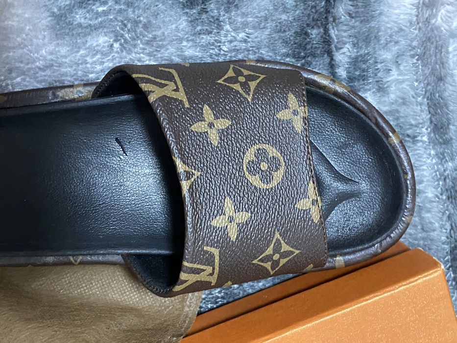 Letnie klapki damskie monogram – wygodne i stylowe