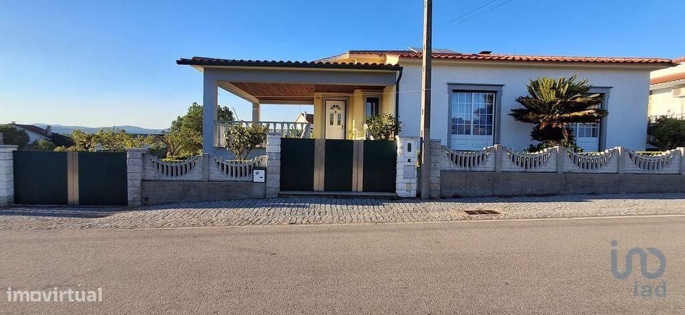 Casa T3 em Salgueiro do Campo de 125,00 m2