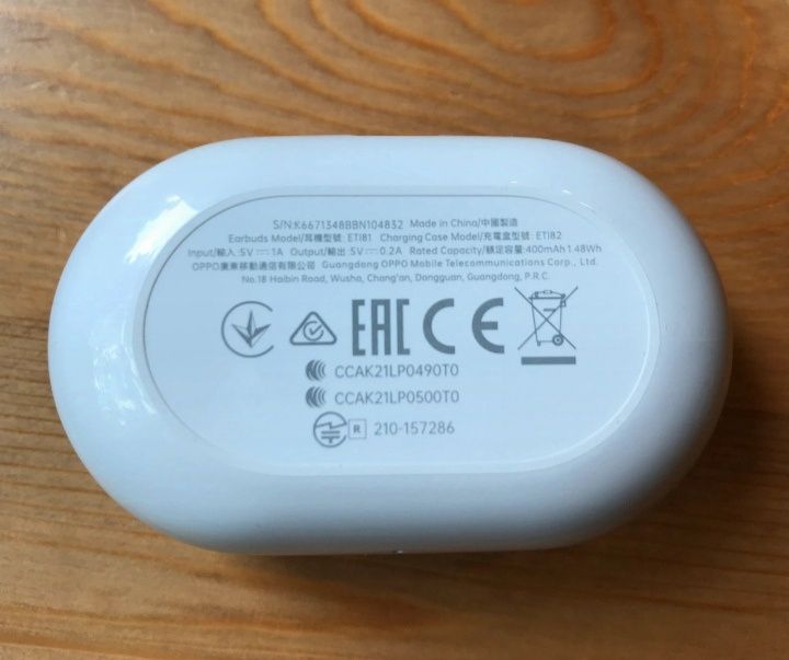 Białe słuchawki bezprzewodowe oppo enco buds
