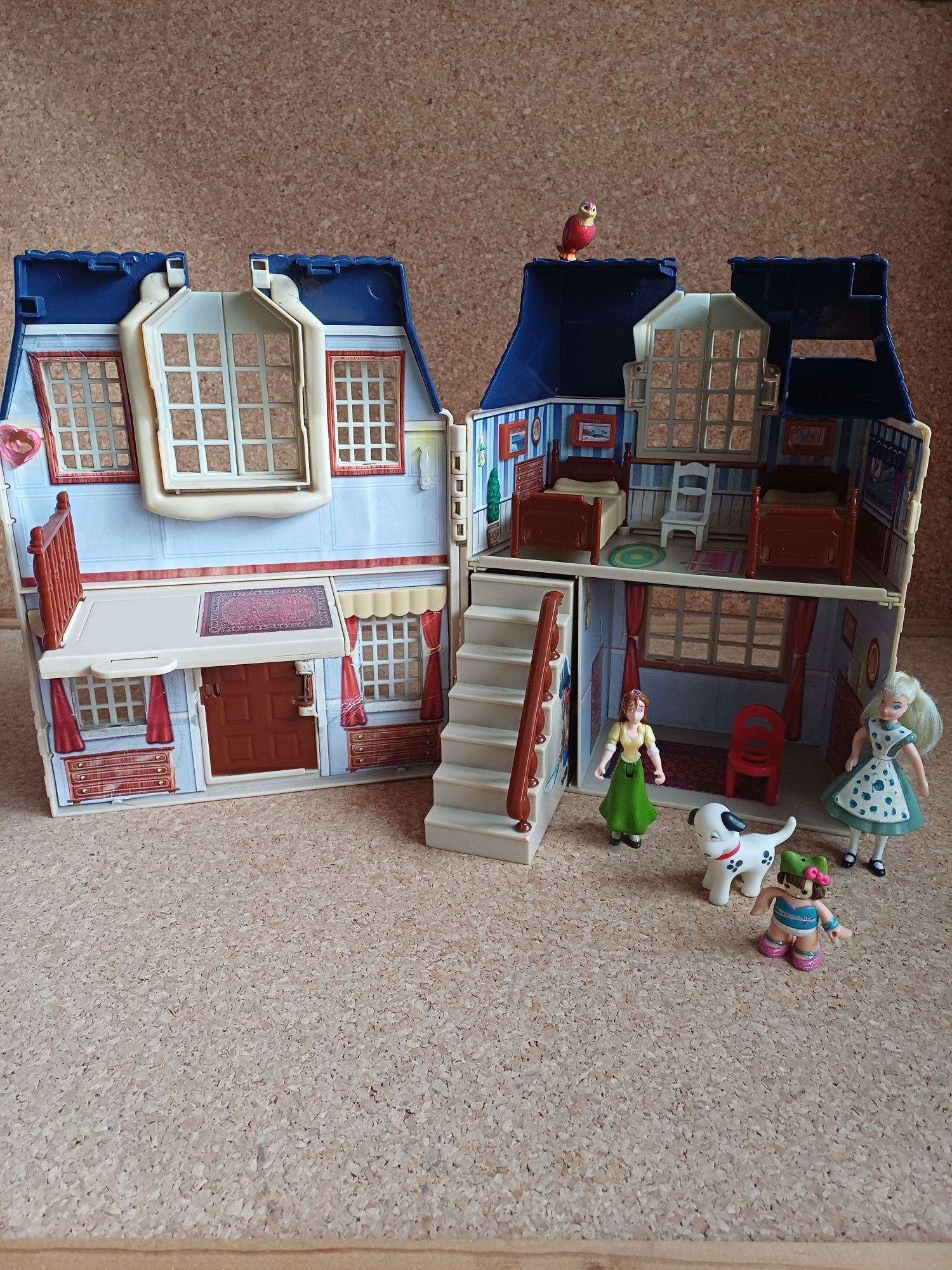 Casa com 3 bonecas, 1 cão, mobília, casinha de brincar. Disney.