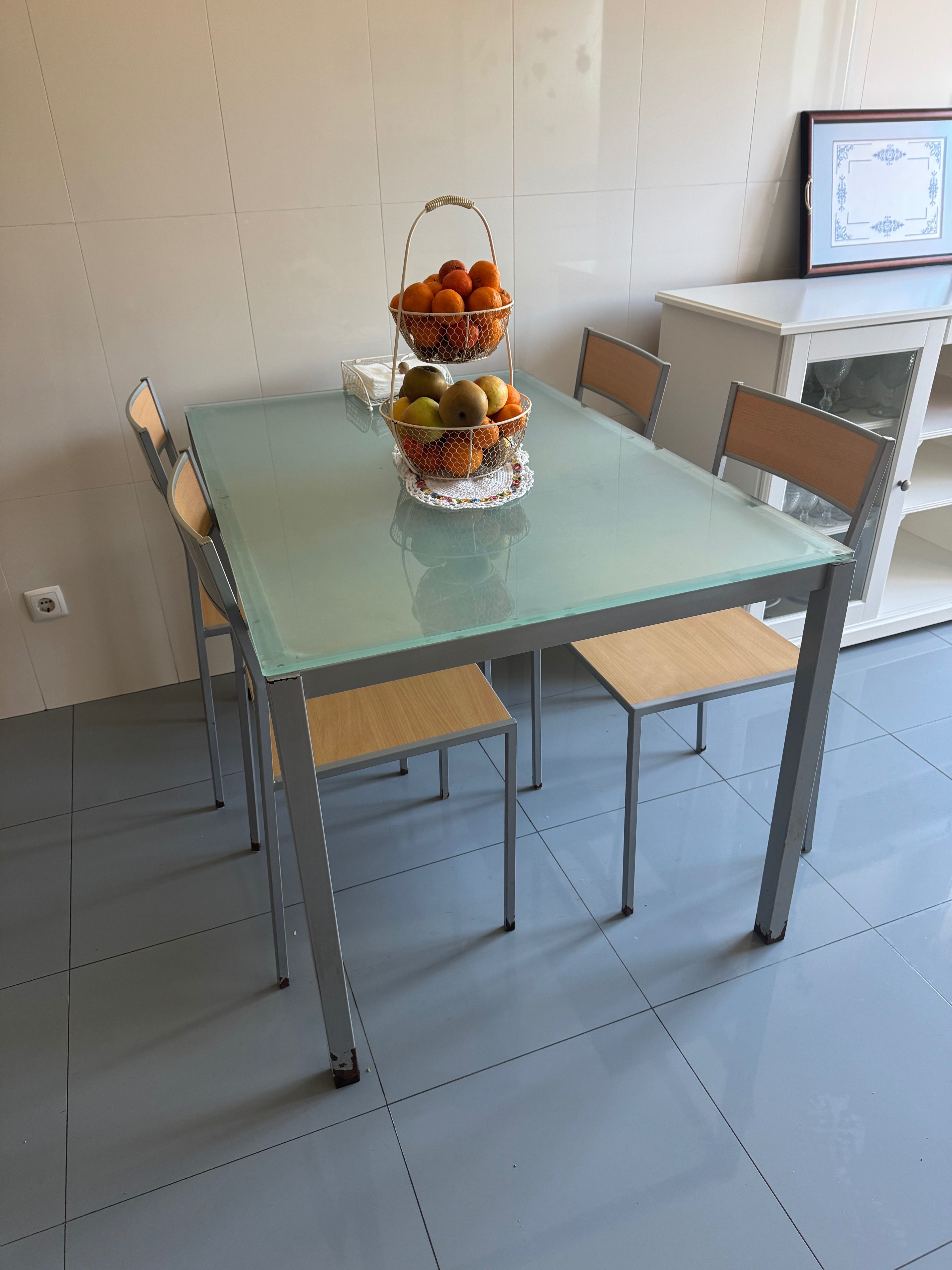 Vendo mesa e cadeiras