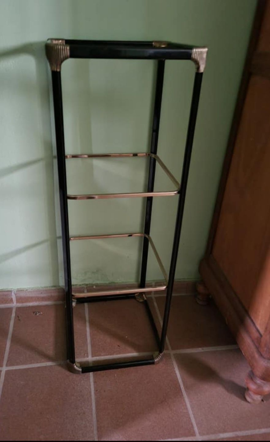 Estante de ferro com prateleiras em vidro
