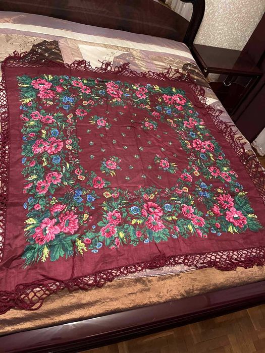 Бордова велика хустка з китицями