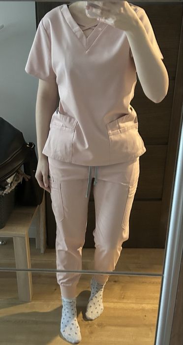 Scrubs medyczny rozowy bluza i spodnie medyczne