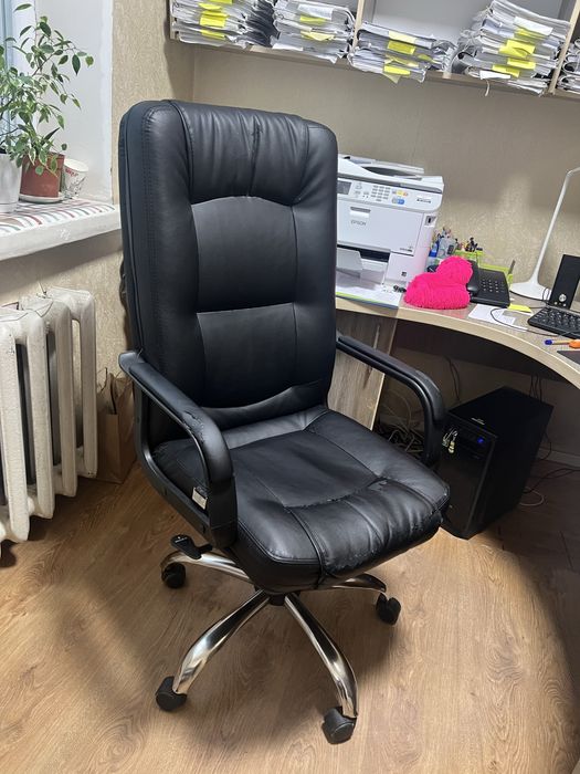 Крісло офісне шкірзамінник